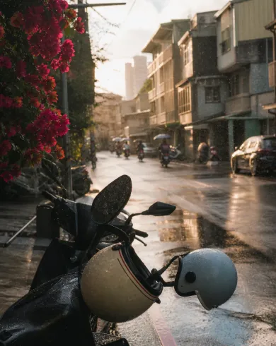 太陽雨後停在台北街邊的機車安全帽與濕亮路面