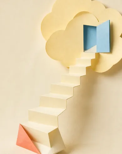 手工紙材拼貼／立體組構作品，立體紙階梯沿斜線向上，穿進淡黃色雲朵與藍色小門。直幅構圖保留清楚主體與手作質地。