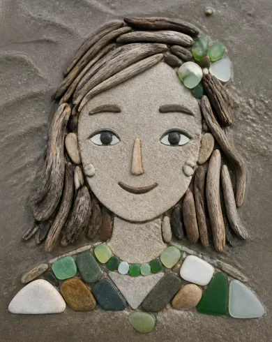 靜物與生活攝影／自然光作品，描繪海灘圓石、海玻璃與漂流木在濕沙上排出溫柔人臉。直式構圖保留清晰主體、自然材質與光線細節。