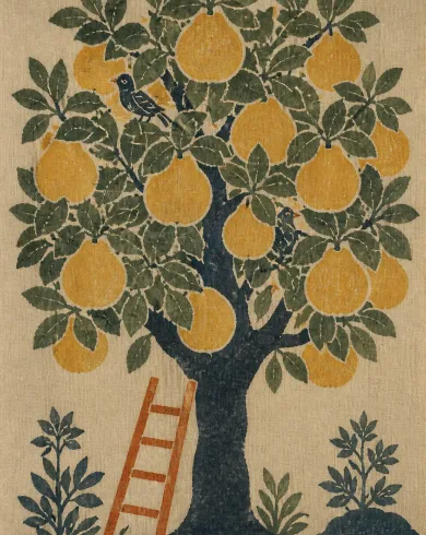 手工型染／防染棉麻作品，描繪一棵結滿大小柚子的樹與梯子形成溫暖民藝構圖。直式構圖保留清楚主體與真實工藝材質。