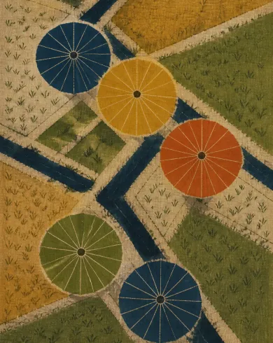 手工型染／防染棉麻作品，描繪五把雨傘像行人般穿過稻田與水渠的型染圖案。直式構圖保留清楚主體與真實工藝材質。