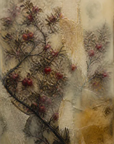 蜂蠟彩畫／木板混合媒材作品，描繪紅色果園、枝葉與舊布碎片被半透明蜂蠟封存在畫面裡。直式構圖保留清楚主體與真實工藝材質。