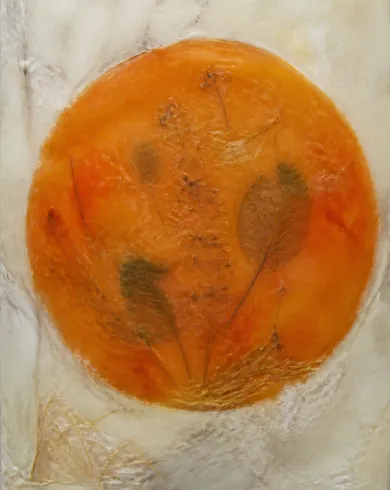蜂蠟彩畫／木板混合媒材作品，描繪真實葉片與花粉被封進一塊橘色圓形蜂蠟太陽。直式構圖保留清楚主體與真實工藝材質。