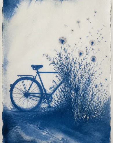 手工藍曬／棉質紙作品「單車長成草地」，以藍曬呈現主體、留白與真實手作痕跡。