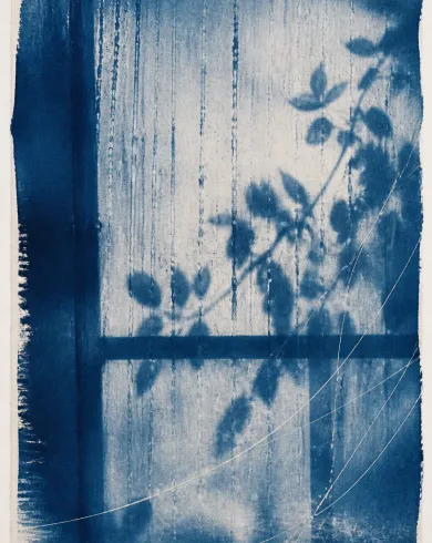 手工藍曬／棉質紙作品「窗上雨尺」，以藍曬呈現主體、留白與真實手作痕跡。