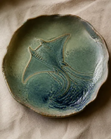 手作陶板／礦物釉作品「青瓷魟魚」，以陶板釉彩呈現主體、留白與真實手作痕跡。