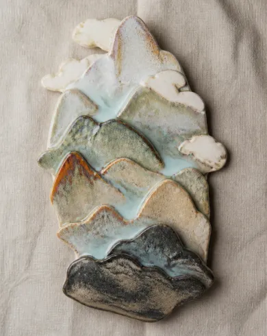 手作陶板／礦物釉作品「雲山釉層」，以陶板釉彩呈現主體、留白與真實手作痕跡。