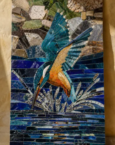 手切玻璃／礦物填縫作品「翠鳥入水」，以馬賽克玻璃呈現主體、留白與真實手作痕跡。