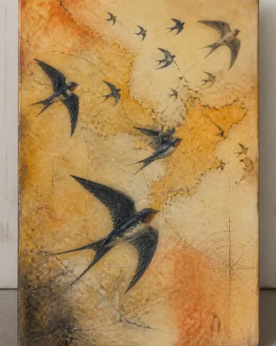 蜂蠟彩畫／木板作品「燕群遷徙圖」，以蜂蠟彩畫呈現主體、留白與真實手作痕跡。