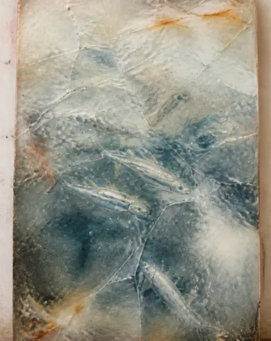 蜂蠟彩畫／木板作品「蠟冰下的魚」，以蜂蠟彩畫呈現主體、留白與真實手作痕跡。