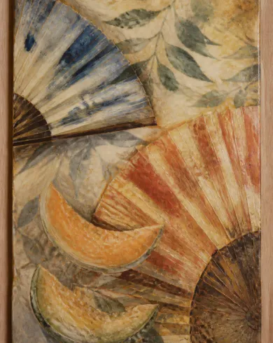 蜂蠟彩畫／木板作品「夏日摺扇靜物」，以蜂蠟彩畫呈現主體、留白與真實手作痕跡。