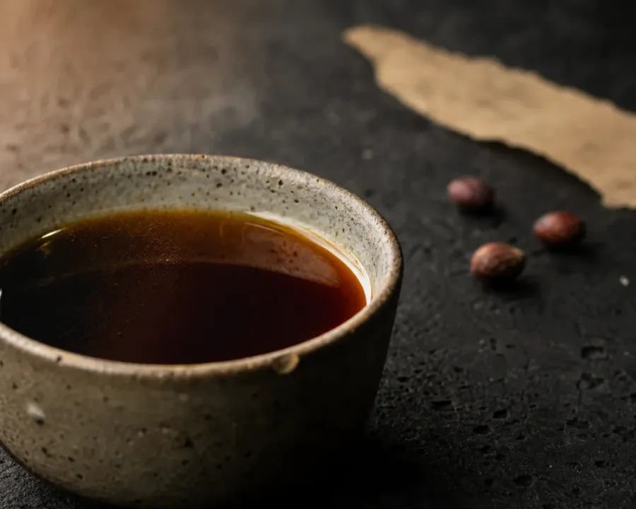 深色木桌上的萊茵咖啡 衣索比亞 耶加雪菲 飲品成品照