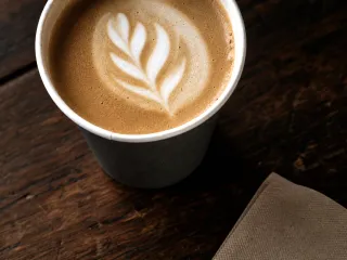 萊茵咖啡 拿鐵，完成後的飲品成品照